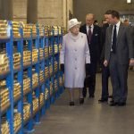 Queen Elizabeth & Prince Charles inside Bank of England's Gold Vault 26 Ets6i5kXUAYunjI