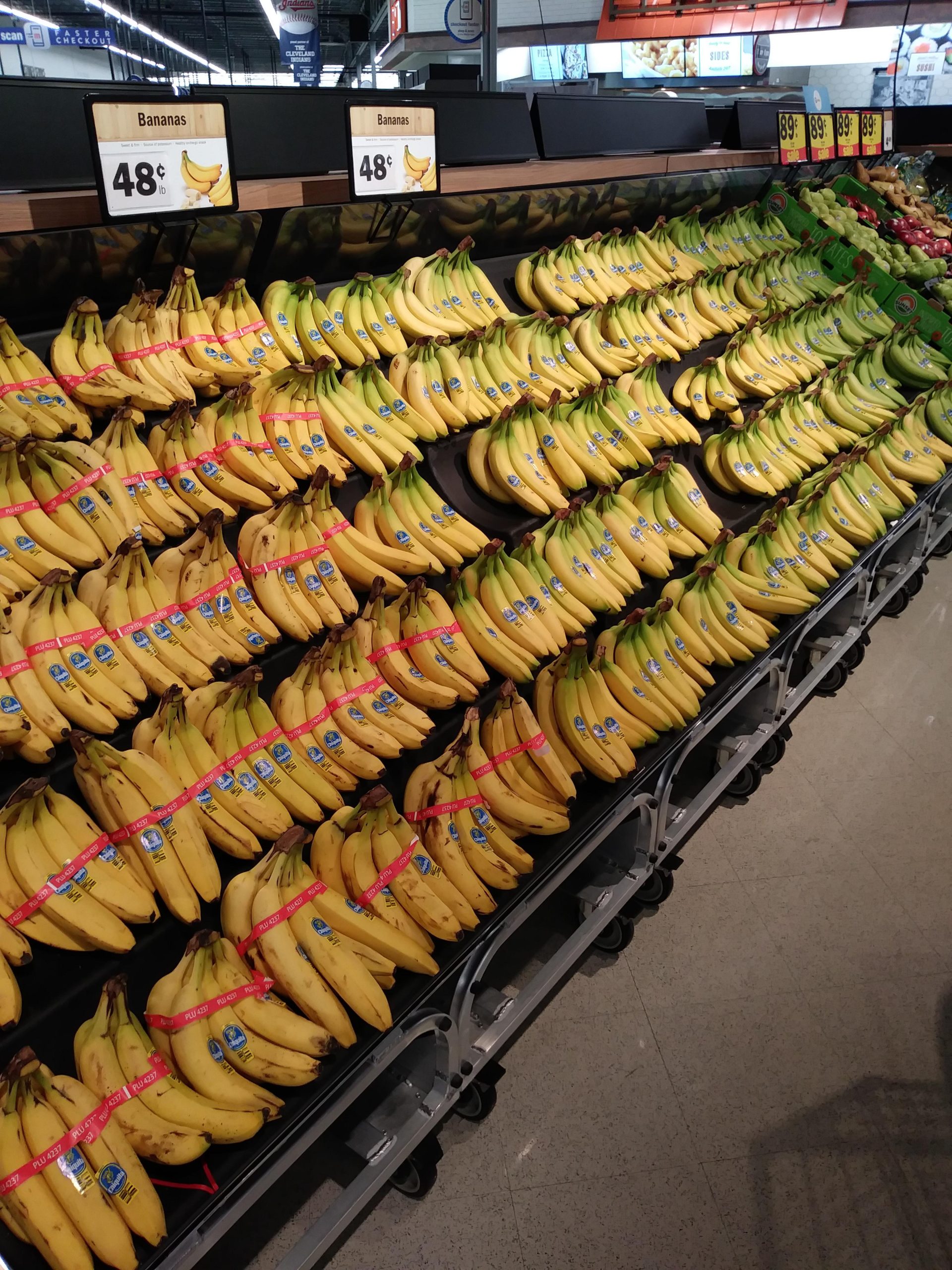 This smart Supermarket owner arranges bananas by ripeness 7 c6c scaled