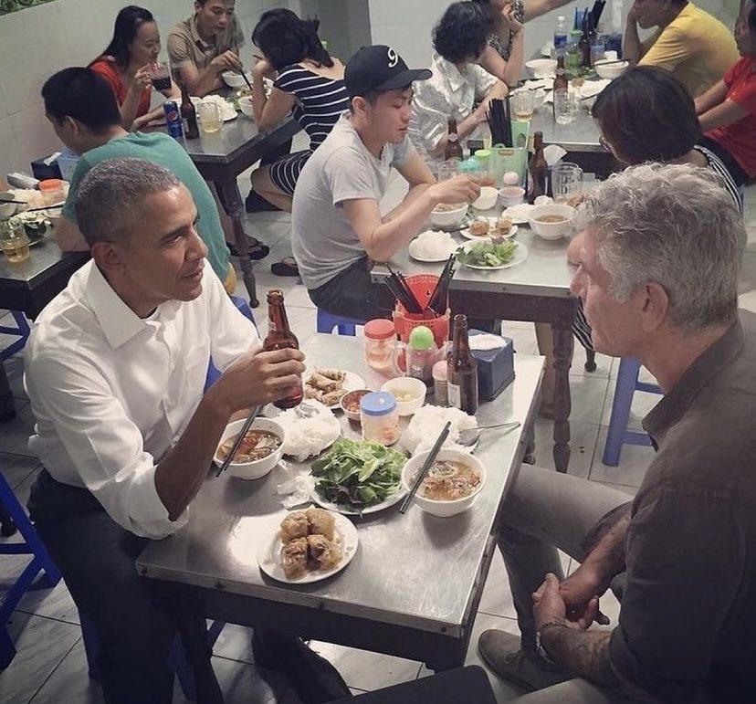 Anthony Bourdain and Barack Obama enjoying a $6 meal in Vietnam 7 RDT 20230107 0116506253821708877572959