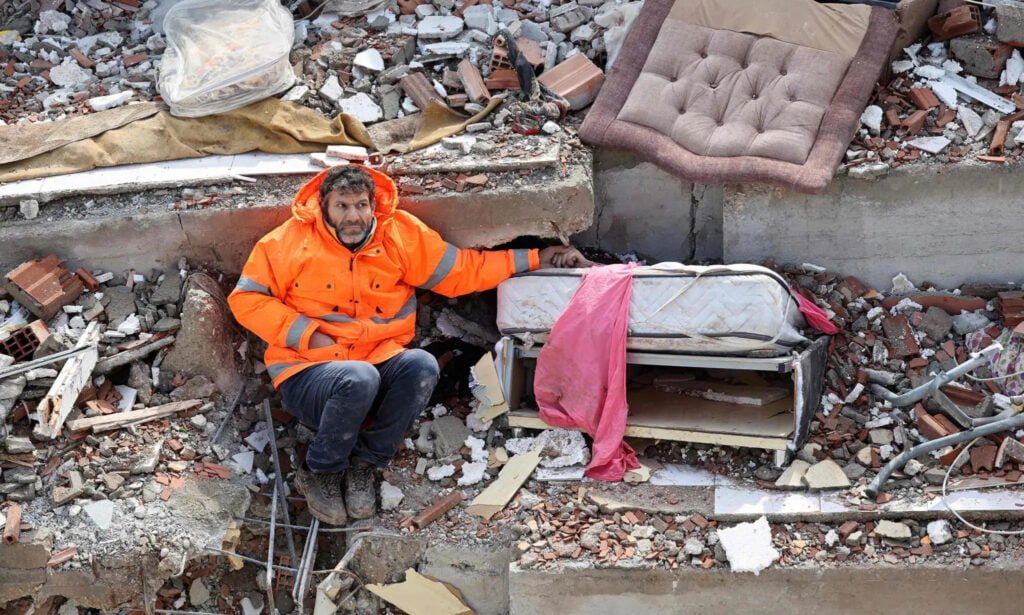 Man holding the hand of dead daughter after earthquake in Turkey 7 xlarge