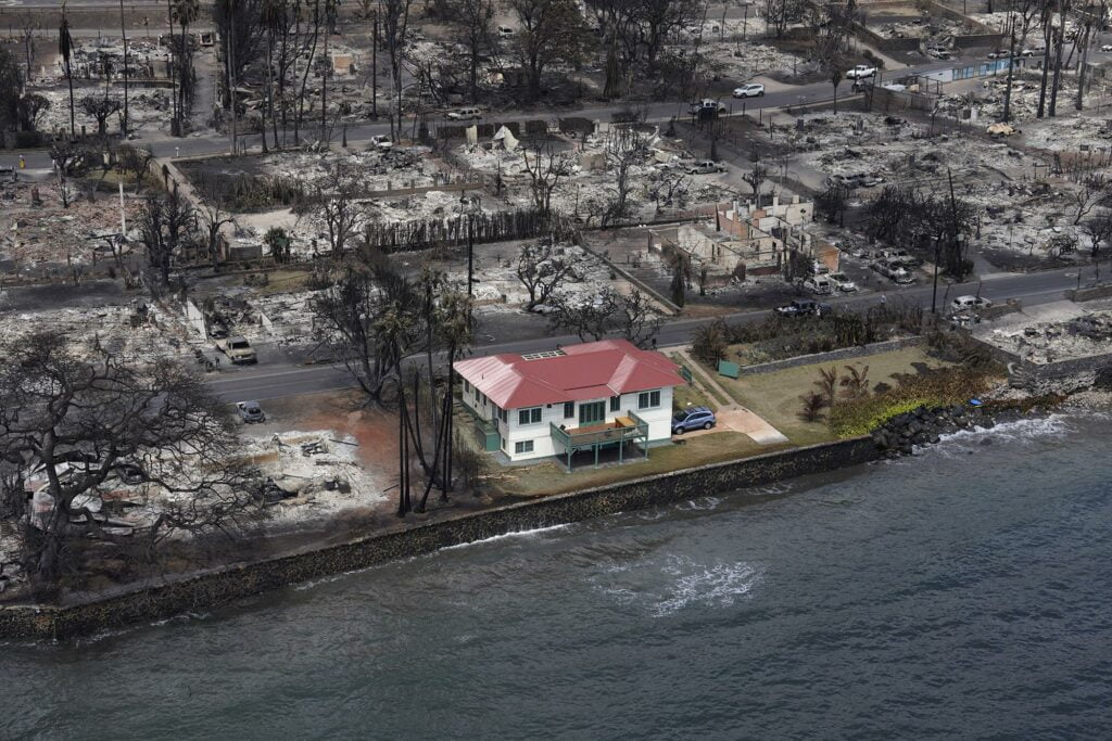 A House That Survived Hawaii Wild Fires 7 t3 15skr2a