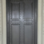 Knocking at front door of The National Archives Building 01