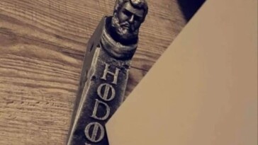 Hodor doing what Hodor does